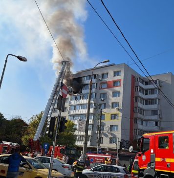 FOTO / Incendiu la un apartament pe Calea Griviței. Sunt degajări mari de fum