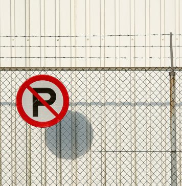 E legal să montezi semne precum „Parcarea interzisă”, „Nu parcați” sau „Loc rezervat”?