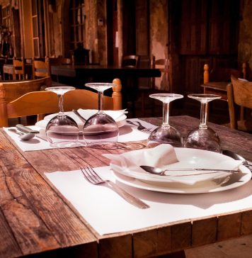 Doar 1% dintre români cred că femeile ar trebui să achite nota de plată la o cină romantică