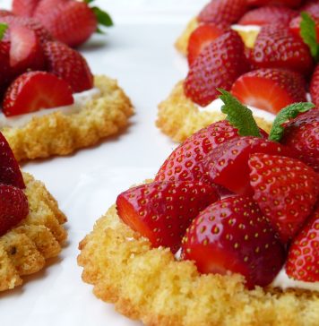 Tartă cu rubarbă şi căpşuni, retrasă de la comercializare de Kaufland. Pot exista bucăţi mici de plastic albastru pe suprafaţa produsului