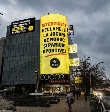 FOTO/ Mesaj pentru Ciolacu, proiectat pe magazinul Cocor din București: ”Interziceți reclama la jocuri de noroc și pariuri sportive!”
