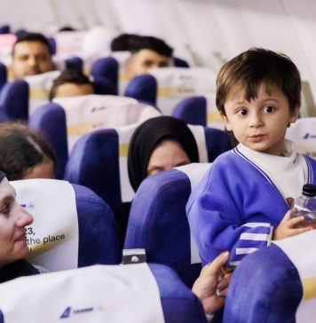 VIDEO/ Avionul cu primul grup de români evacuaţi din Fâşia Gaza a aterizat la București