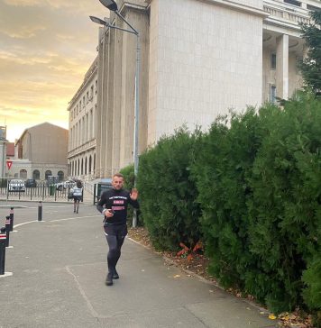 Protest inedit la Guvern. Un antreprenor aleargă timp de 14 ore în jurul Palatului Victoria, nemulţumit de politica privind IMM-urile