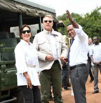 Klaus Iohannis și Carmen Iohannis, plimbare prin safari, în Kenya