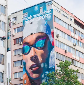 Pictură murală cu chipul lui David Popovici, pe un bloc de pe Bulevardul Ștefan cel Mare