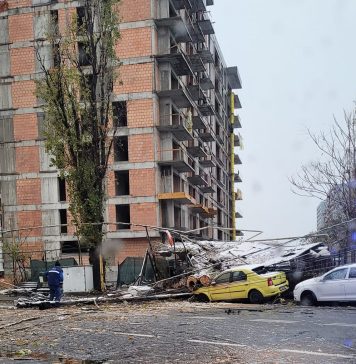 Copaci doborâţi de vânt, în Bucureşti. Şase autoturisme au fost avariate
