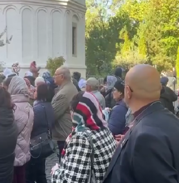 VIDEO/ Piedone s-a închinat Sfântului Părinte Nectarie de la Eghina: ”Sfinte părinte făcător de minuni, fă pace între oameni, fă pace pe pământ”