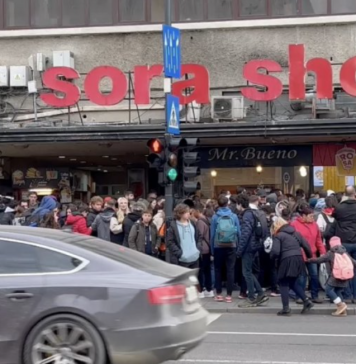 Sute de persoane la coadă pentru shaorma gratis. O ofertă Black Friday a blocat un trotuar din centrul Clujului
