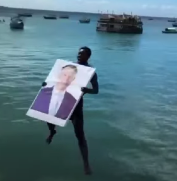 VIDEO/ „Hakuna matata”: Ceremonie de rămas-bun în Tanzania. Localnicii iau tabloul cu Klaus Iohannis și se aruncă în apă