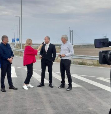 Anca Alexandrescu și echipa Realitatea PLUS, cenzurate pe Podul de la Brăila/ Nereguli grave privind executarea lucrării