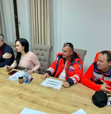 Ambulanțierii au renunțat la greva foamei după ce au fost primiți la Guvern de premierul României și de ministrul Muncii