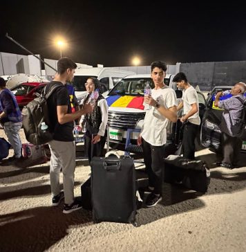 Primele imagini cu românii care au reușit să iasă din Fâșia Gaza. Aceștia ajung miercuri seară în România, la bordul unei curse speciale Tarom, premierul Ciolacu îi însoțește