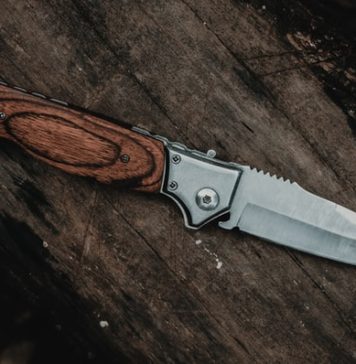 Elevul care a înjunghiat un poliţist din Popeşti Leordeni este olimpic la Informatică