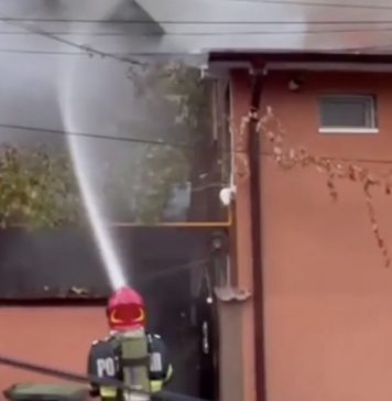 Un incendiu puternic a cuprins acoperișurile a trei case, în cartierul Rahova