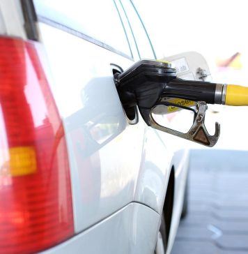 Petrom a ieftinit sâmbătă benzina și motorina cu 7 bani pe litru