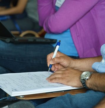 Proiect USR: Tinerii din Republica Moldova care studiază în România vor putea cumula mai multe burse