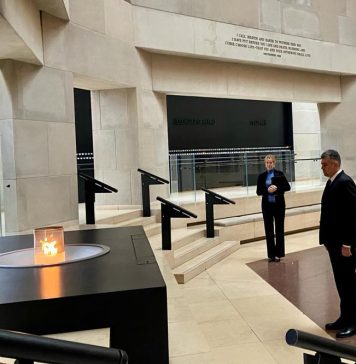 Corespondență specială din vizita lui Ciolacu în SUA: Premierul a aprins o candelă și a scris un mesaj emoționant la Muzeul Holocaustului