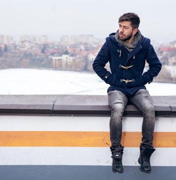 Influencerul Mircea Bravo, implicat într-un accident rutier. A lovit cu mașina un stâlp de electricitate