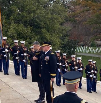 FOTO Corespondență specială de la Washington: Ceremonie impresionantă, la Cimitirul Eroilor Arlington, unde premierul Ciolacu a depus o coroană