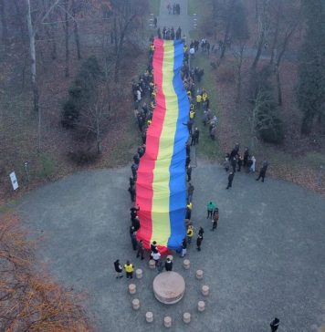 PNL Gorj: Echipa liberalilor gorjeni omagiază Ziua Națională a României defilând cu cel mai mare drapel național în Târgu Jiu, Motru și Rovinari