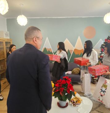 FOTO De ziua numelui, Nicolae Ciucă a intrat în rolul Moşului şi a vizitat un centru de copii din Ilfov