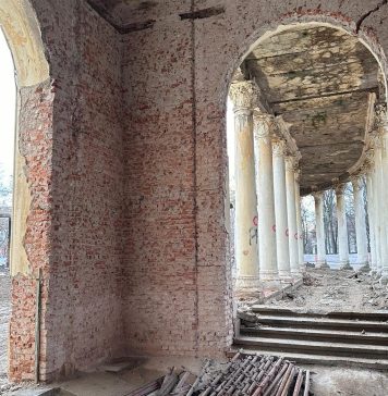 Lucrări intense pe şantierul Teatrului de Vară din Parcul Bazilescu. Armand: „Model de bune practici pentru salvarea unei clădiri de patrimoniu”