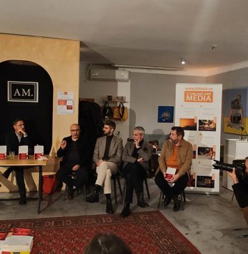 Decanul Facultăţii de FJSC a lansat o carte despre impactul revoluţiei tehnologice asupra jurnalismului