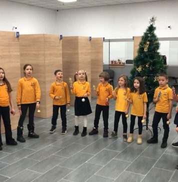 Poliţiştii de la imigrări din București, colindați de un grup de copii de la Școala Primară Spectrum