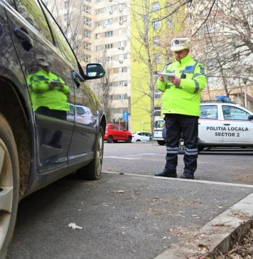 Un șofer a fost prins de polițiștii locali că circula fără permis, cu mașina lovită și fără numere