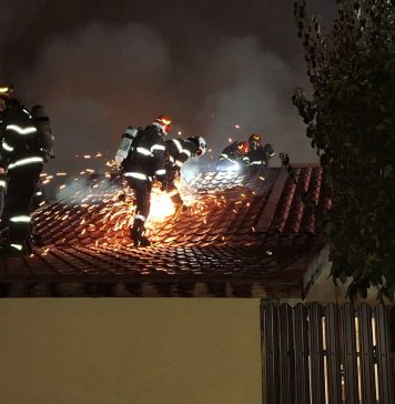 Video/ Incendiu în București, pompierii transmit că în podurile locuințelor sunt depozitate materiale combustibile