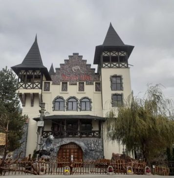 FOTO/ Un castel – muzeu privat dedicat lui Dracula s-a deschis în comuna Arefu, județul Argeș