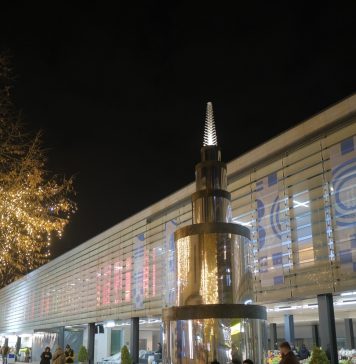 Proiect inedit în Sectorul 1: „Crăciun în Amzei”. Aseară întreaga zonă s-a transformat prin lumină, muzică și culoare, când a fost aprinsă instalația „Naștere”