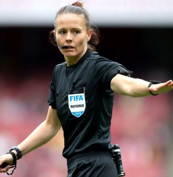 Fotbal: Rebecca Welch a devenit prima femeie care a arbitrat un meci din Premier League