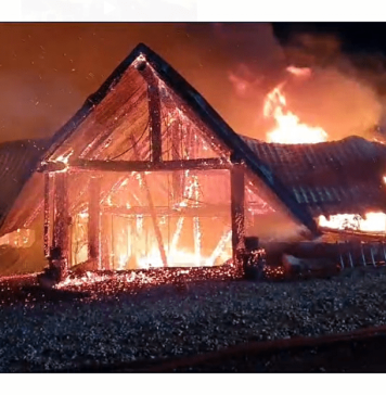 A şaptea victimă carbonizată a fost găsită la peste 24 de ore de la momentul izbucnirii incendiului devastator de la Ferma Dacilor