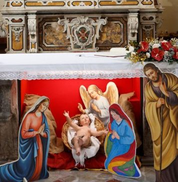 La o biserică din Italia a fost expusă o scenă a Nașterii Domnului cu „două mame” ale Pruncului Iisus. Preot: Am vrut să arăt prin această scenă că familiile nu mai sunt doar cele tradiționale