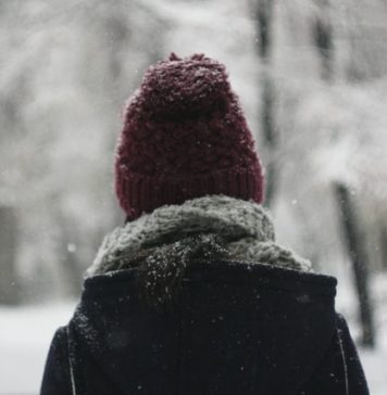 Zeci de elevi învaţă în frig în containerele din curtea unei şcoli din Capitală