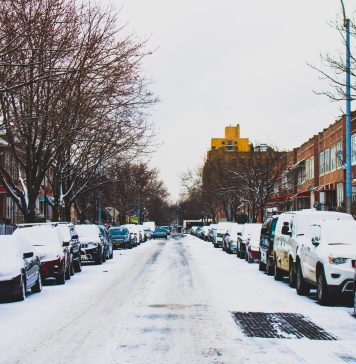 Ai zăpadă pe mașină? Ce sancțiune riști dacă nu o cureți înainte de a pleca la drum