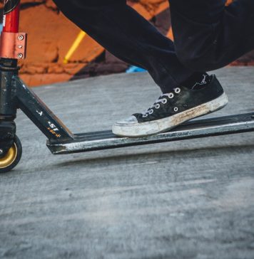 Poliţia locală poate acorda sancţiuni conducătorilor de trotinete electrice. Legea a fost promulgată