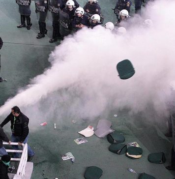 Poliţist rănit grav la Atena, în incidentele dintre ultraşii lui Olympiakos Pireu şi Panathinaikos, la un meci de volei