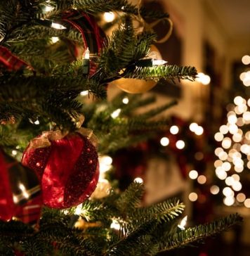 O fetiță a căzut de la etajul cinci al unui bloc din București când încerca să ajungă la brad