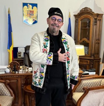 Cristian Popescu Piedone: Știu că sunteți peste două milioane de sărbătoriți în țara largă și dincolo în pribegie! Vă îmbrățișez și vă urez fericire și pace, sănătate și belșug!