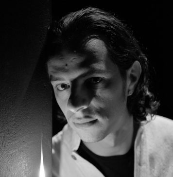 Spectacol umilitor: La „Hamlet” două femei mâncau shaorma cu de toate în primul rând. „Mi se pare de un extrem prost gust”