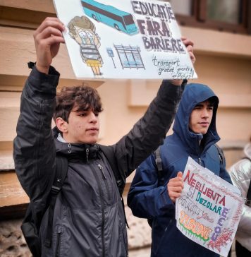 Liceeni din Bucureşti – Ilfov și alte cinci județe, în grevă japoneză faţă de neasigurarea gratuităţii transportului