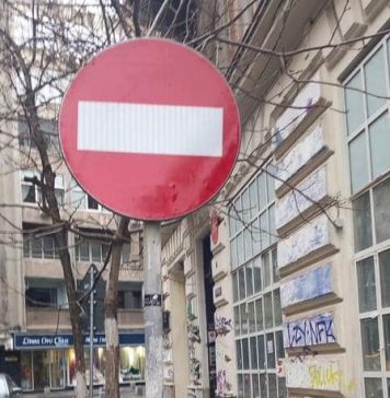 Indicatoarele vandalizate din centrul Capitalei, înlocuite. Nicușor Dan: ”Echipele Administraţiei Străzilor intervin în mai multe zone”