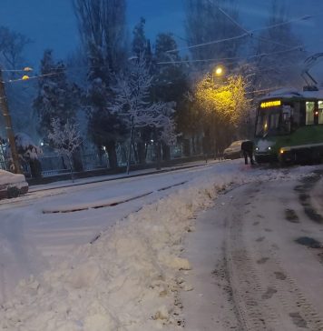Strat de zăpadă de peste 10 centimetri în București. Recomandările poliţiştilor!