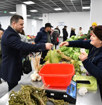 Piața Valea Ialomiței din Sectorul 6 s-a redeschis și își așteaptă clienții/ Comerciant: ”Pentru noi, e pâinea lu’ Dumnezeu ce avem aici”