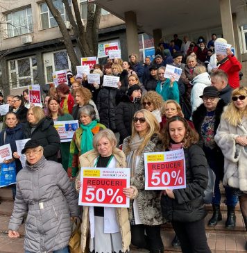 „Unde au dispărut banii din sănătate?” Medici de familie şi din ambulatorii protestează în faţa CNAS