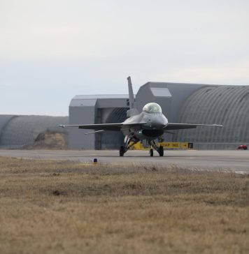 Piloții români au început pregătirea pe avioanele F-16 la centrul de la Fetești