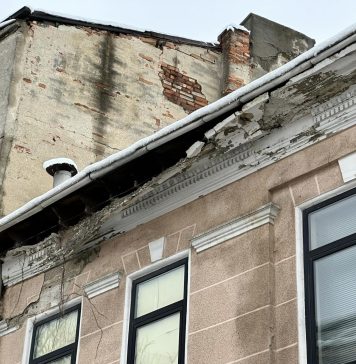 Clădire în stare de degradare pe Str. Poiana Florilor din Sectorul 4. Antonio Andrusceac, deputat AUR: ”Primare, fă ceva până nu moare cineva strivit de bucăți de tencuială”