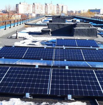 Se montează panouri solare pe terasele blocurilor din zona Straja, reabilitate cu bani din PNRR